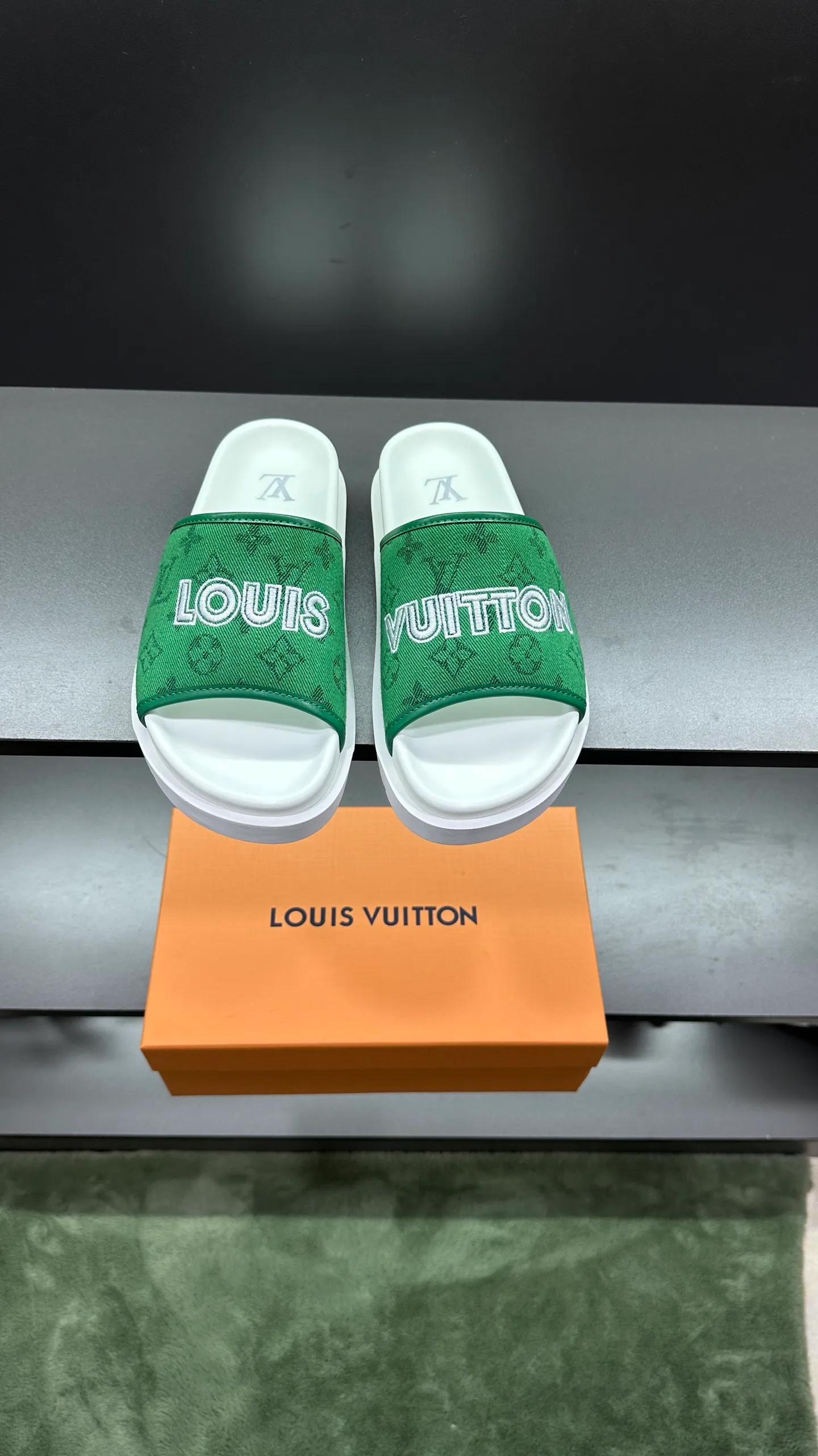 [L Home] P: 300💰Size: 38-45 Top purchasing lv men's summer slippers, classic presbyopia with soft real leather lining, unique color splicing effect, distinctive personality, fashionable and trendy essential style, light and comfortable. Lightweight and tough rubber insole, micro ridged foam outsole, super comfortable!